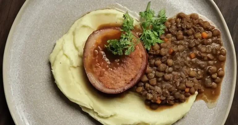 Foto da receita de Zampone com purê de batatas e ragu de lentilha