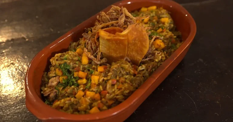 Arroz de costela de forno ao vinho e pamonha crocante