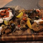 Berinjela à milanesa e queijo cabra com tomate