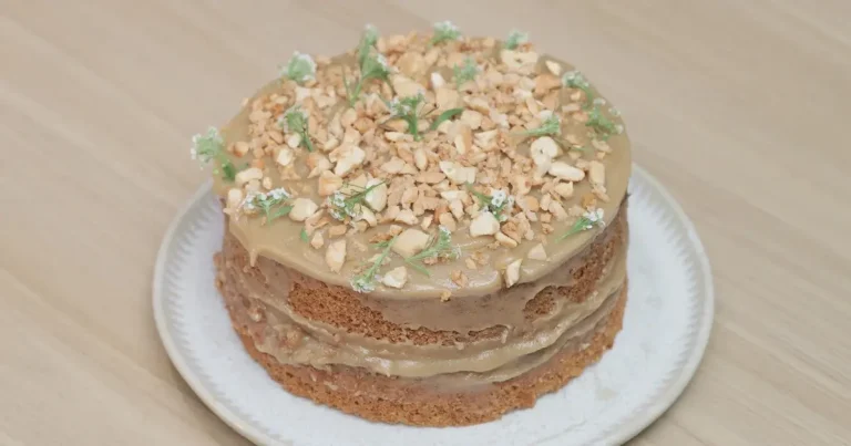 Foto da receita de Bolo de especiarias com cobertura de doce de leite vegano