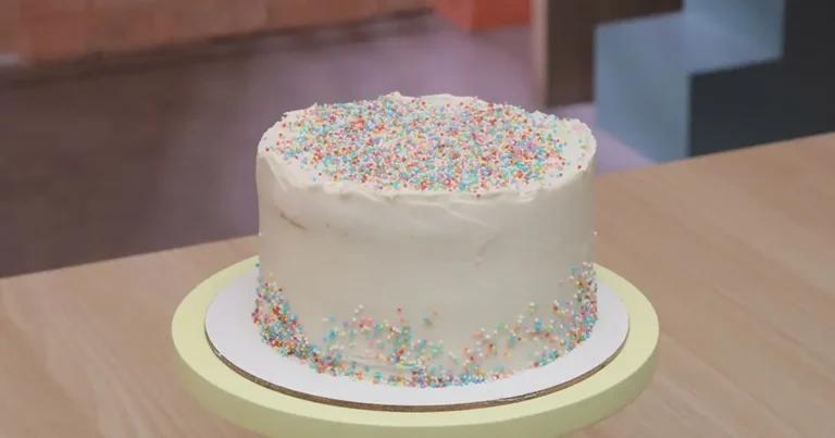 Foto da receita de Bolo de limão-siciliano com mirtilos recheado com brigadeiro de pistache