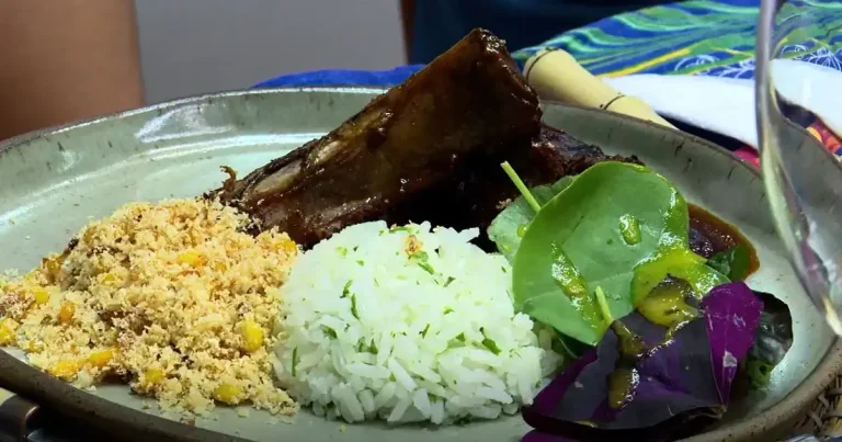 Costelinha com licor de jenipapo e rapadura, farofa e salada de pancs