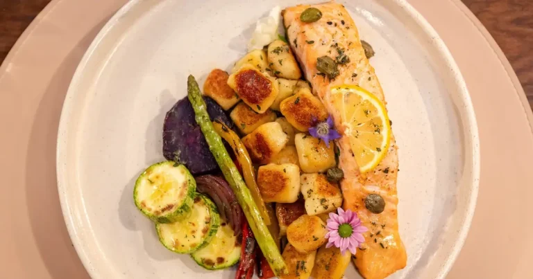 Nhoque de batata com salmão ao molho de alcaparras e parrilhada de vegetais