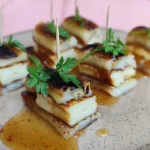 Petisco de banana-da-terra com queijo coalho e mel picante
