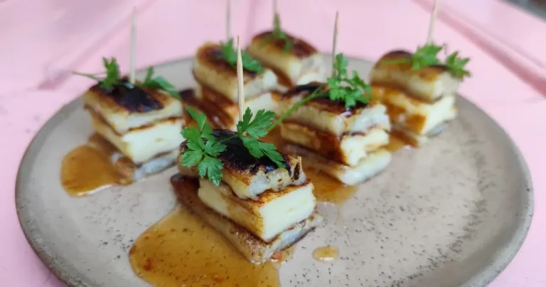 Foto da receita de Petisco de banana-da-terra com queijo coalho e mel picante