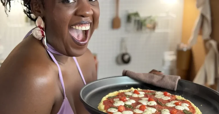 Pizza de arroz reaproveitado com tomate-cereja e muçarela