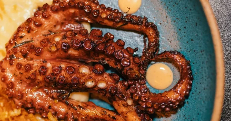 Foto da receita de Polvo na brasa com batata-doce ao murro e béarnaise