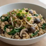 Risoto nutritivo de arroz integral com cogumelos e espinafre