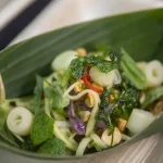 Salada de cascas e talos com castanha e amendoim