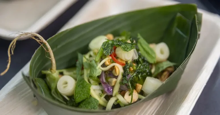 Foto da receita de Salada de cascas e talos com castanha e amendoim