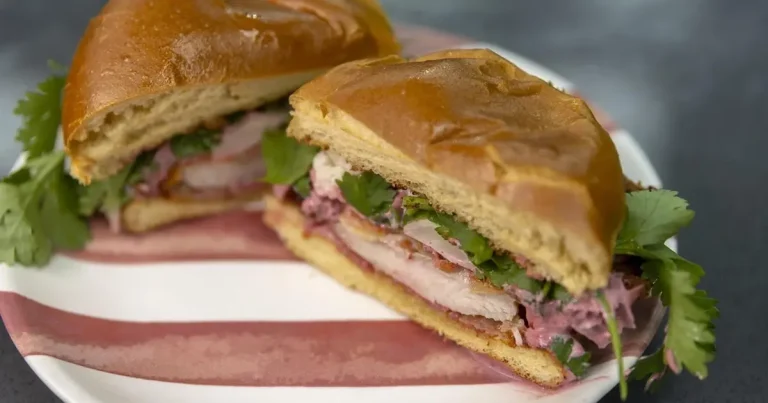 Foto da receita de Sanduíche de frango frito com maionese de beterraba