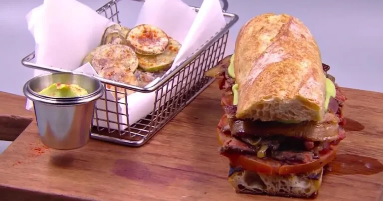 Sanduíche de rosbife ao poivre com maionese de abacate e chips de jiló