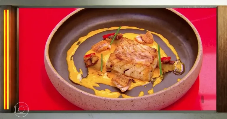 Foto da receita de Vermelho na manteiga com molho de moqueca e pirão de camarão