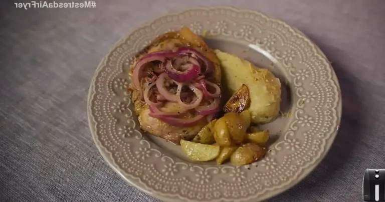 Foto da receita de Bisteca com mostarda e mel, batata bolinha assada, cebola roxa e purê de banana