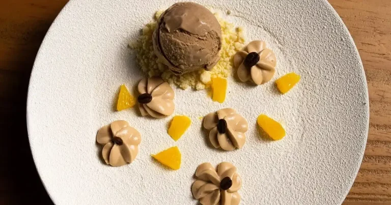 Foto da receita de Bolo de amêndoas com sorbet de café e mousse de cardamomo e laranja