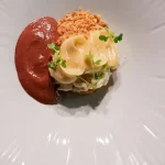 Dashi de fruta-do-conde com óleo de pimenta gochujang, tartar de maçã-verde e mousse de frutas