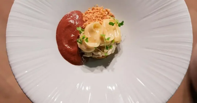 Foto da receita de Dashi de fruta-do-conde com óleo de pimenta gochujang, tartar de maçã-verde e mousse de frutas
