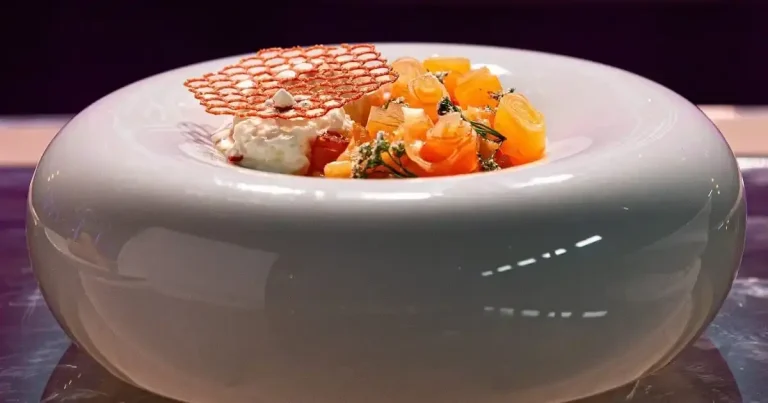 Foto da receita de Enroladinho de mel, mamão e abacaxi