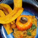 Pirão de castanhas com caju e chips de banana-da-terra