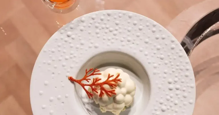Foto da receita de Sablée breton com fruta-do-conde in natura, ganache, crumble de limão-siciliano e mousse de chocolate