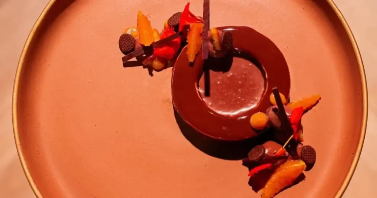 Foto da receita de Sablée brisée de cacau com mousse bavaroise e calda de chocolate e pimenta-caiena