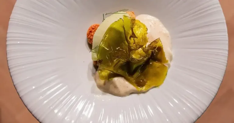 Foto da receita de Sorbet de maçã-verde com melão e hortelã, espuma de chocolate branco, crocante de pistache e pimenta-da-Jamaica