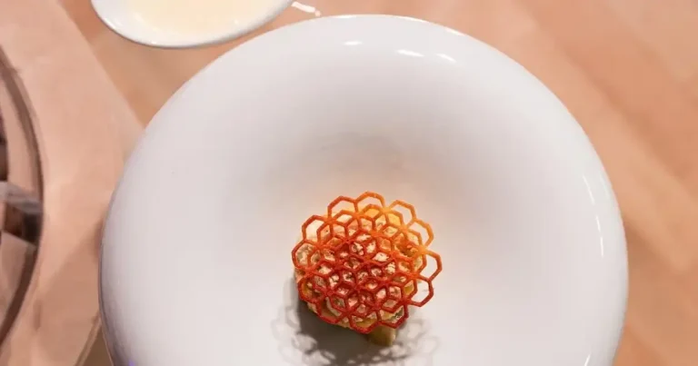 Foto da receita de Tuile de fruta-do-conde com gioconda de amêndoas e granita de fruta-do-conde
